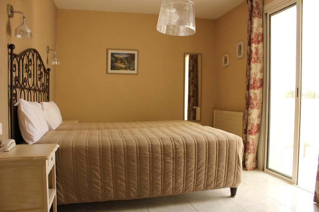 Logis Hotel Le Manoir & Lounge Apt Pokoj fotografie
